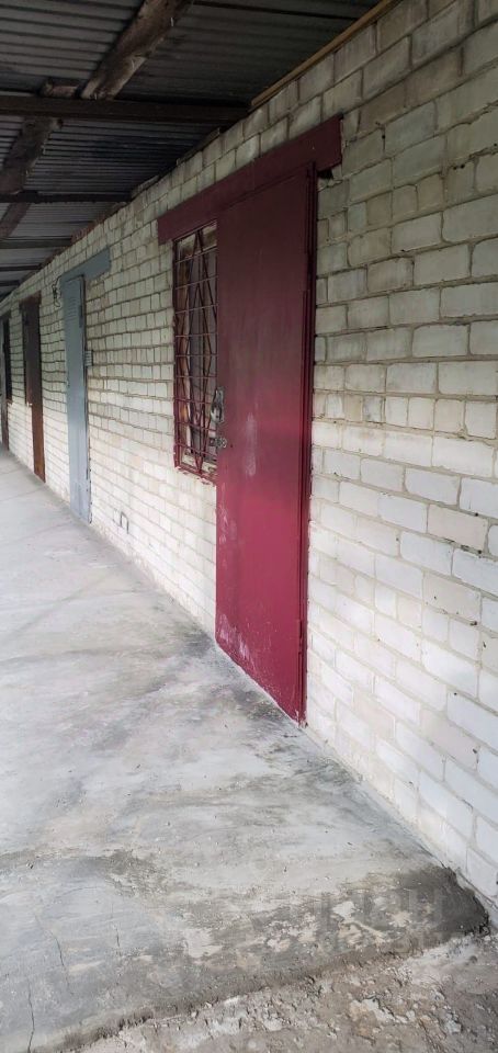 Продается гараж в Барнауле, площадь 46 кв.м. Кирпичная стена, металлическая дверь, хорошее состояние. Отличное место для хранения.