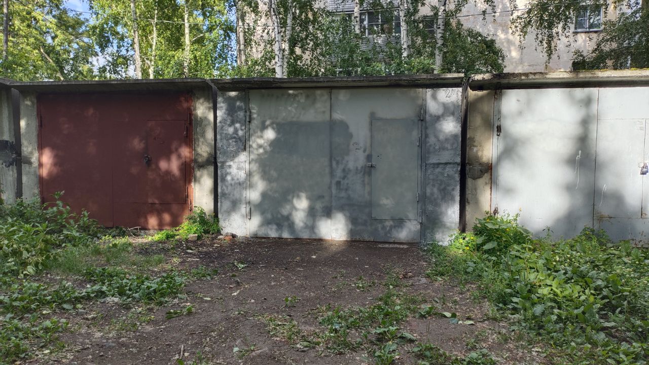 Продается гараж в Барнауле, площадь 18 кв.м. Удобное расположение, металлические ворота, зеленая территория вокруг.