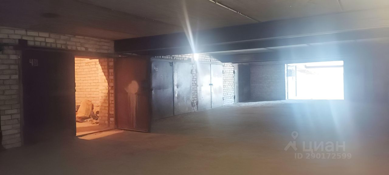 Продается гараж в Барнауле, площадь 21 кв.м. Просторное помещение, кирпичные стены, металлические ворота. Отличное состояние.