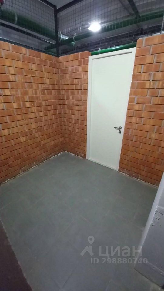 Продается гараж в Екатеринбурге, площадь 6.1 кв.м. Кирпичные стены, металлическая дверь, хорошее состояние.