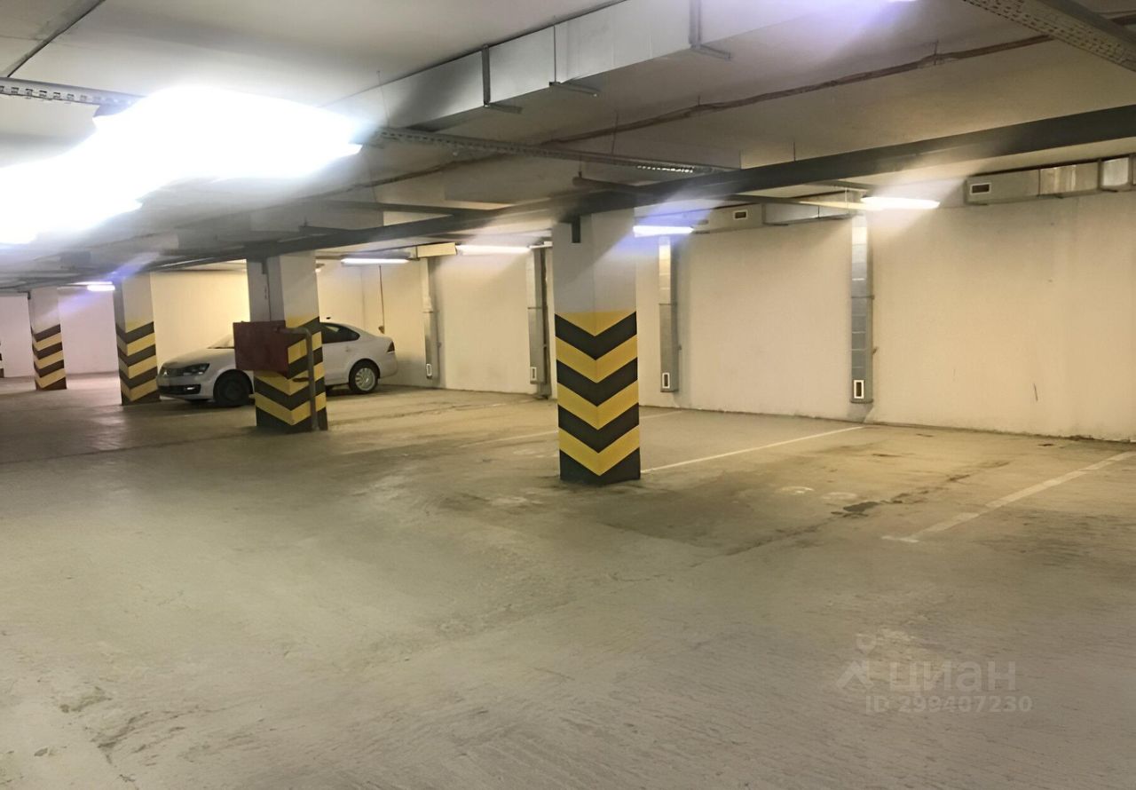 Продается гараж в Екатеринбурге, площадь 20 кв.м, без отделки. Просторное и светлое помещение, удобный подъезд.