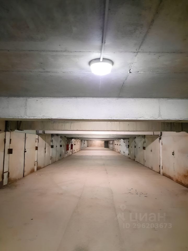 Продается гараж в Екатеринбурге, площадь 18.9 кв.м. Хорошее состояние, просторное помещение, удобный доступ.