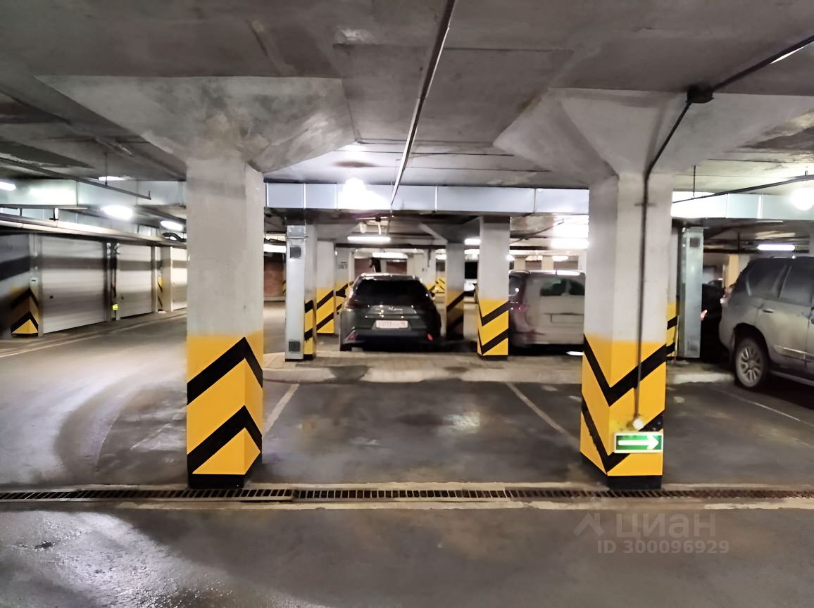 Продается гараж в Екатеринбурге, площадь 16 кв.м. Удобное расположение, чистый и безопасный паркинг, хорошее освещение.