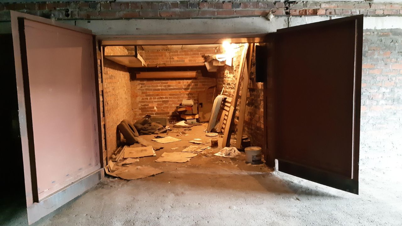 Продается гараж в Екатеринбурге, площадь 18 кв.м. Кирпичные стены, просторный, требует уборки. Отличное место для хранения.