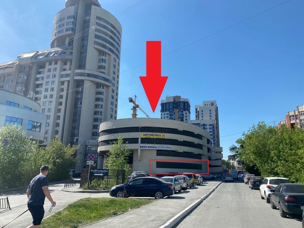 Продается гараж 17 кв.м в центре Екатеринбурга. Удобное расположение, рядом многоэтажные дома и парковка. Отличное предложение!