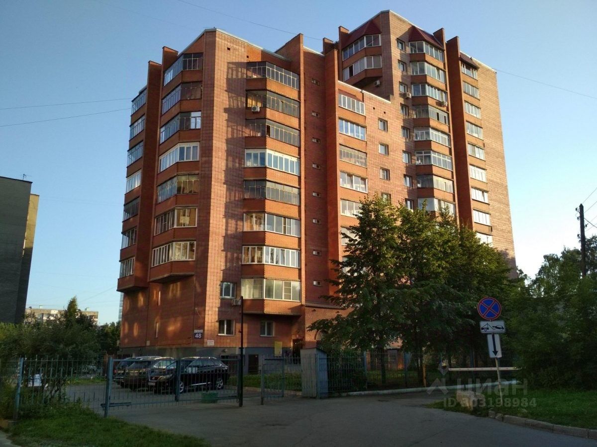 Здание выполнено в современном архитектурном стиле с элементами минимализма. Фасад из кирпича с большими окнами и балконами, что придаёт ему лёгкость и открытость. Структурные особенности включают многоуровневую планировку и асимметричные формы, создающие динамичный силуэт. Основные характеристики пространства — это обилие естественного света благодаря панорамным окнам. Цветовая гамма фасада состоит из теплых оттенков красного и коричневого, а отделка включает гладкие поверхности и стеклянные элементы, что подчеркивает современный дизайн.