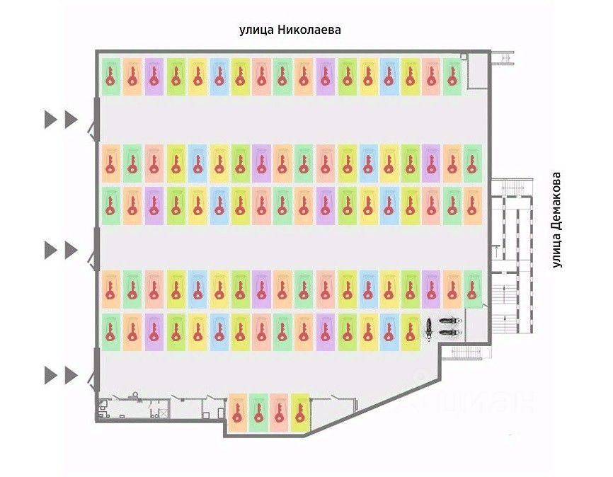 Планировка помещения представляет собой просторное пространство с множеством секций, которые обозначены цветными зонами. Каждая секция содержит ключи, что указывает на наличие отдельных кабинетов или комнат. Стены имеют нейтральный цвет, создавая светлую и открытость. Входы расположены по бокам, что обеспечивает легкий доступ к каждой области. Основные характеристики включают симметричное размещение секций и четкую организацию пространства, что способствует функциональности. Материалы, вероятно, включают стандартные строительные элементы, а цветовая палитра разнообразна благодаря ярким акцентам на каждой секции.