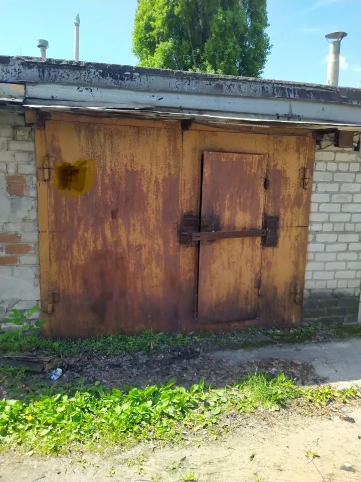 Продается гараж 19.1 кв.м в Липецке. Металлические ворота, кирпичные стены, хорошее состояние. Удобное расположение, доступен сразу.