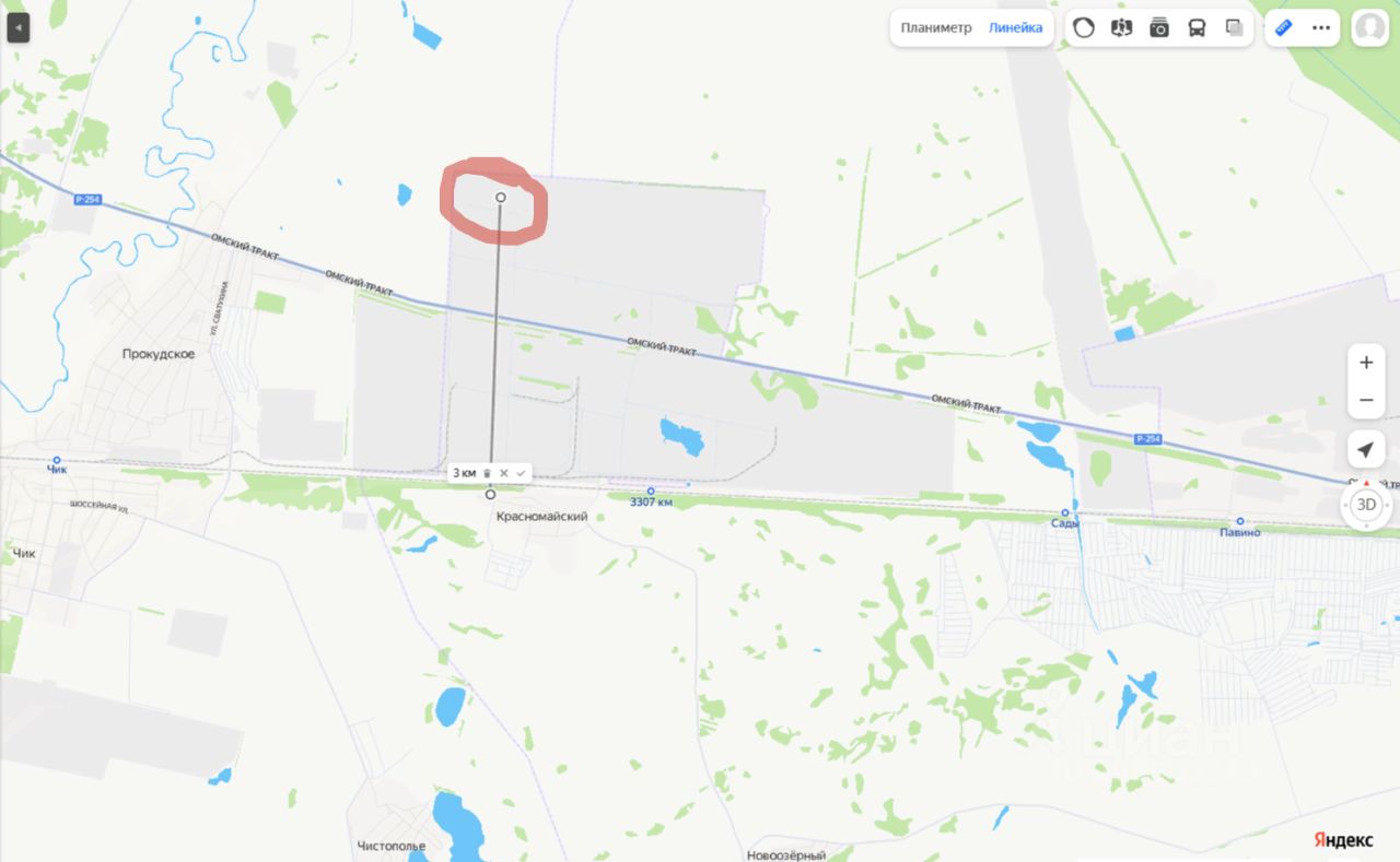 Визуализируется участок земли, обозначенный на карте. Пространство выглядит открытым и свободным, с минимальным количеством объектов. Основные элементы включают дороги и водоемы, которые выделяются на фоне растительности. Цветовая палитра в основном состоит из светлых и зеленых тонов, что создает ощущение природной гармонии. Структурные особенности, такие как дороги и границы, четко обозначены, что позволяет легко ориентироваться. Этот участок может быть использован для различных целей, включая сельское хозяйство или строительство, благодаря своей площади и расположению.