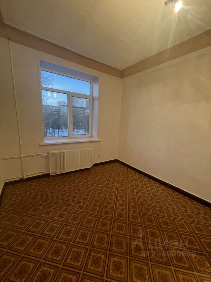 Продается комната в Екатеринбурге, 2 этаж, 6-комнатная квартира, площадь 100 кв.м, без отделки, светлая и просторная комната с видом на город.
