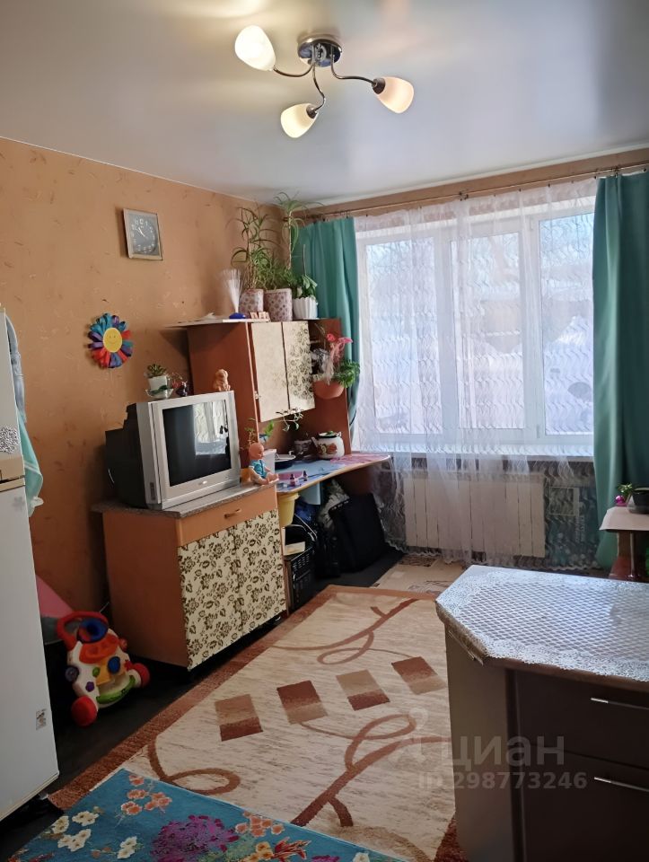 Уютная комната в 3-комнатной квартире, 1 этаж, 76 кв.м, кухня 9 кв.м, Екатеринбург. Светлая, просторная, без отделки.