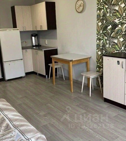 Сдается комната 17 кв.м на 3 этаже в Екатеринбурге. Чистая, светлая, с мебелью и техникой. Уютная зона для готовки и отдыха.