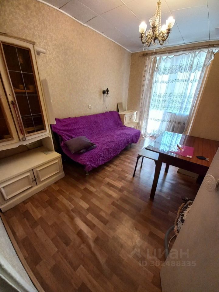 Уютная комната в двухкомнатной квартире, 48 кв.м, Екатеринбург. Светлая гостиная, 1 этаж, без отделки, рядом кухня 6 кв.м.