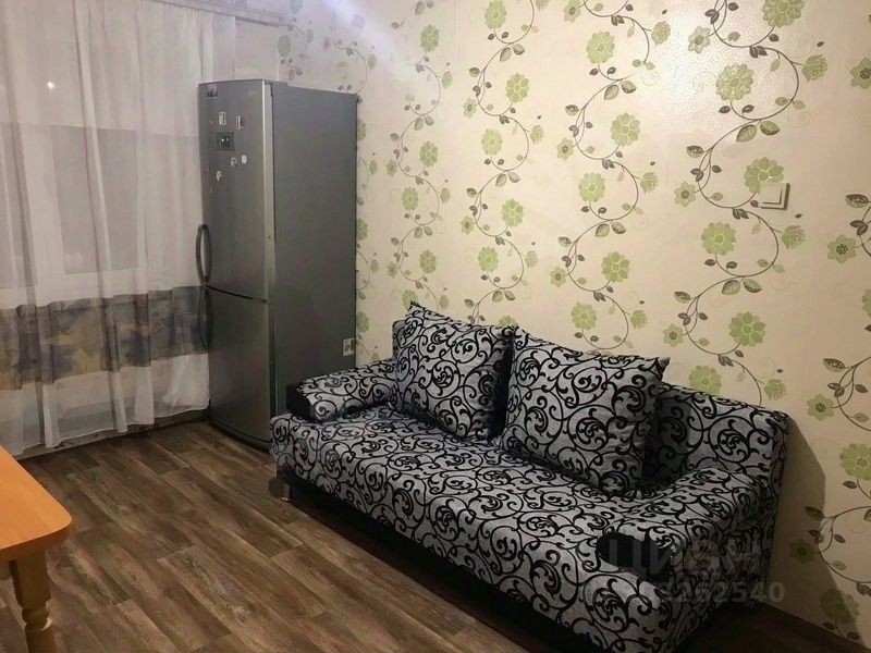 Уютная комната с диваном и холодильником, обои с цветочным узором. 3 этаж, 4-комнатная квартира. Екатеринбург, 14 кв.м.
