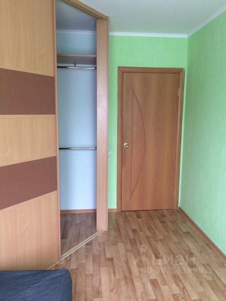 Светлая комната с деревянным полом и встроенным шкафом, свежий ремонт, первый этаж, Екатеринбург.