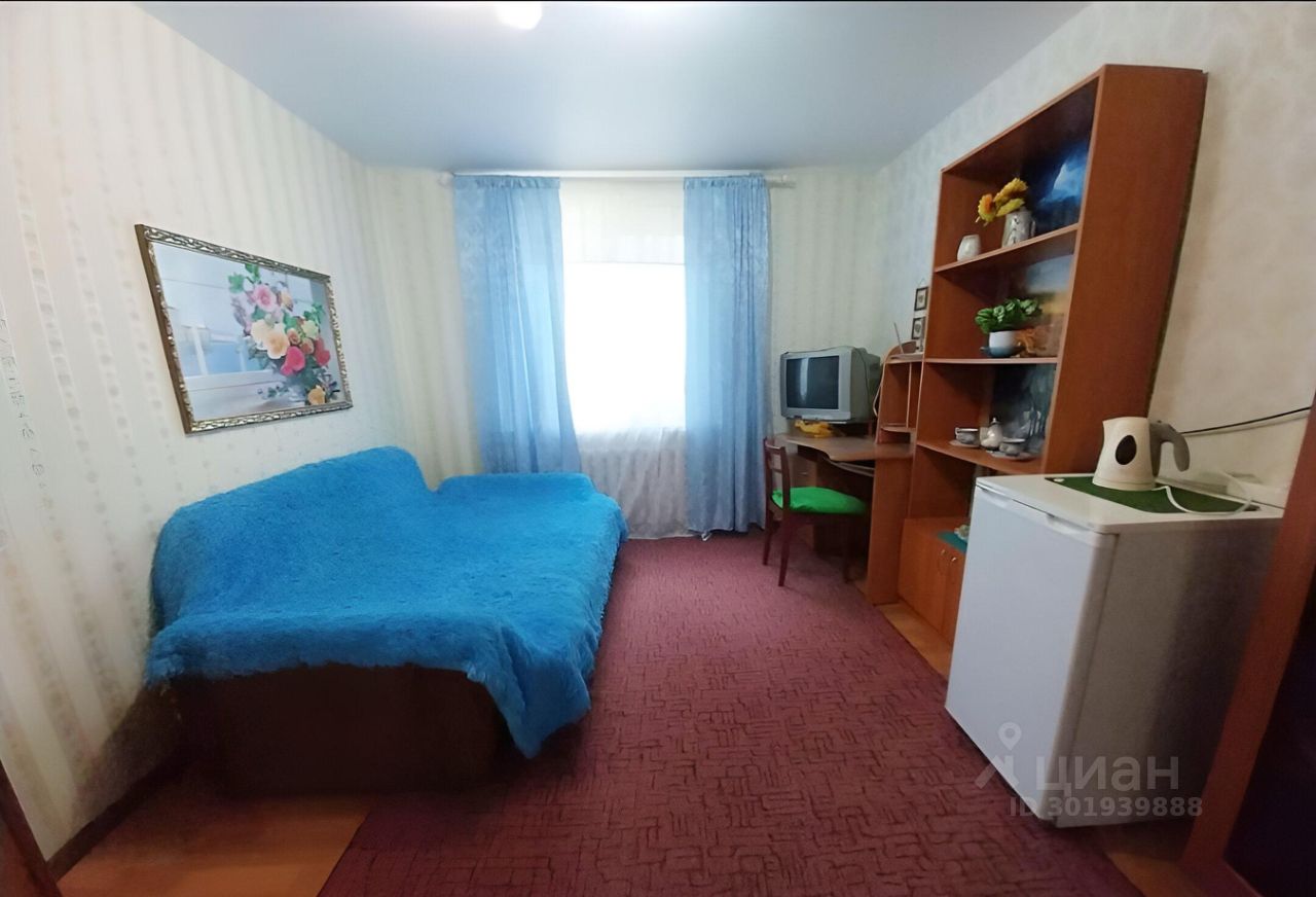 Уютная комната в аренду в Екатеринбурге. Общая площадь 72 кв.м, кухня 8 кв.м, первый этаж, 4 комнаты, без отделки. Мебель и техника включены.