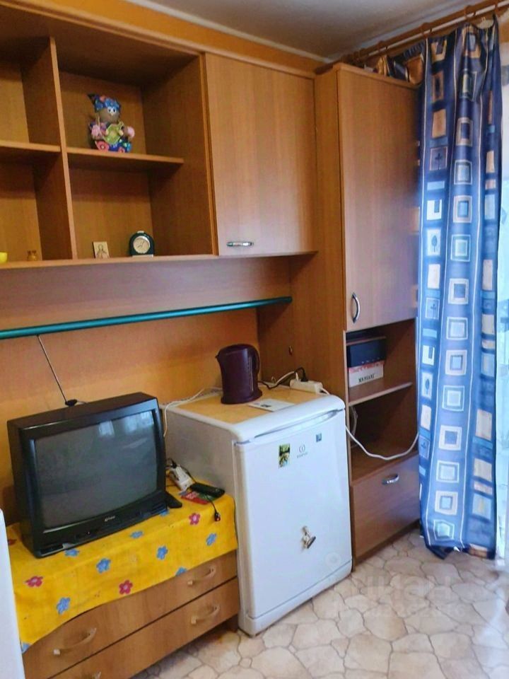 Уютная комната на 3 этаже в Екатеринбурге, 12 кв.м, встроенные шкафы, холодильник, телевизор, яркие шторы.