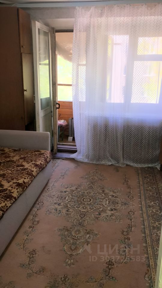 Просторная комната с балконом, светлый интерьер, третий этаж, Екатеринбург. Общая площадь 100 кв.м, кухня 15 кв.м, 5 комнат.