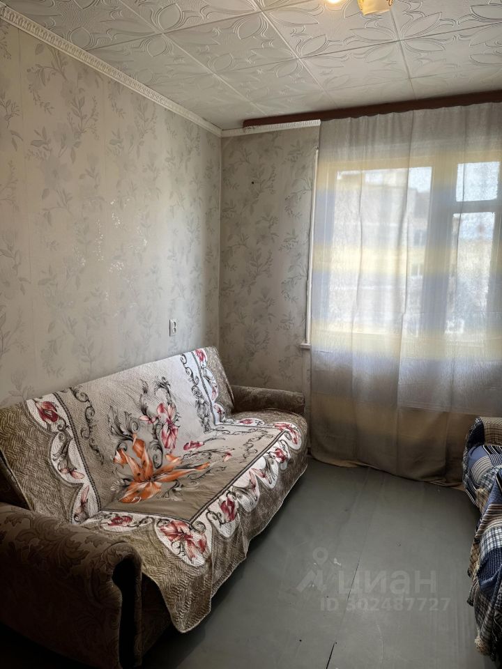 Светлая комната с диваном, обои с цветочным узором, окно с занавесками. Уютная атмосфера, 8 этаж, Екатеринбург.