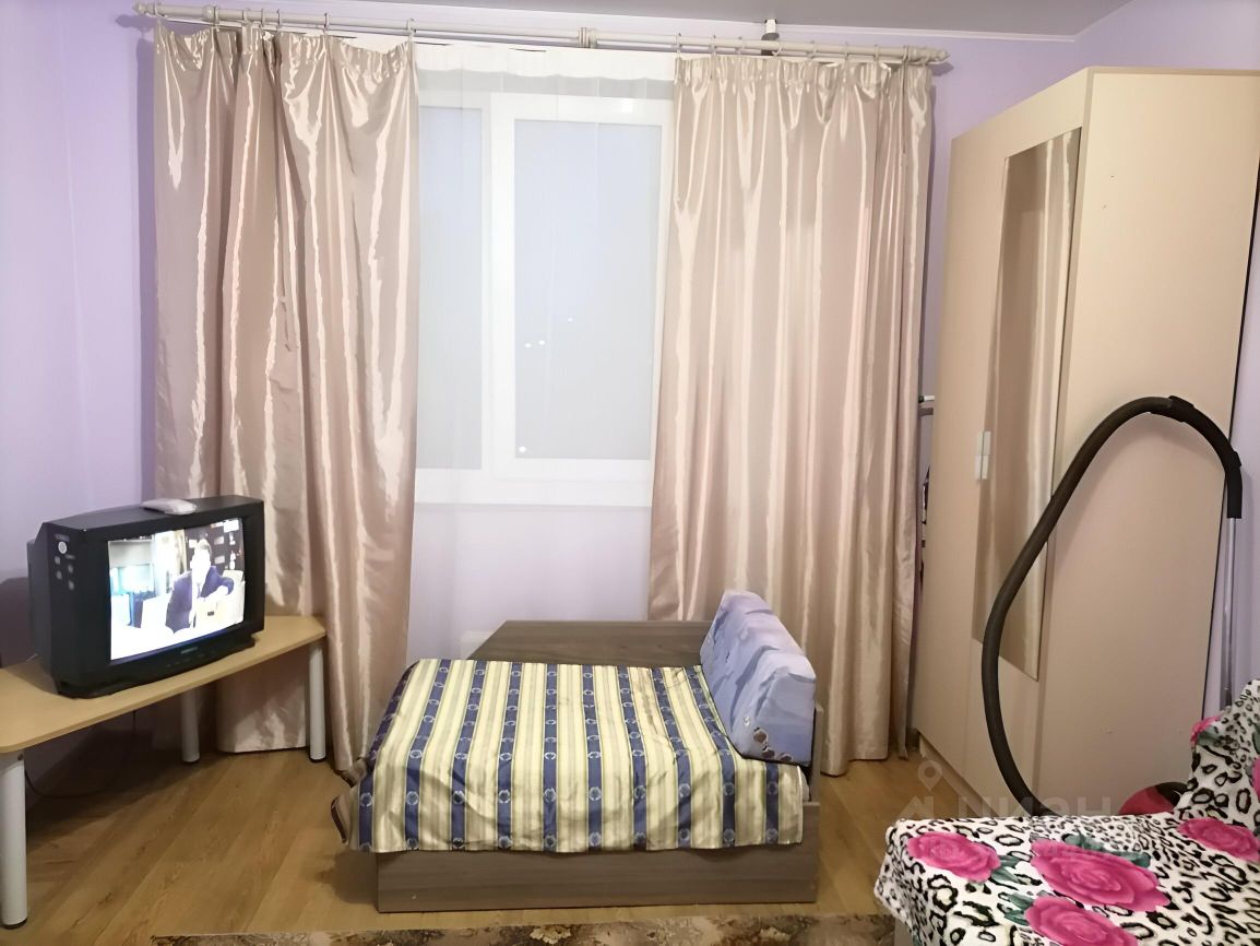 Светлая комната 17 кв.м на 7 этаже в Екатеринбурге. Уютная обстановка, кровать, шкаф, телевизор. Отличный выбор для комфортного проживания.
