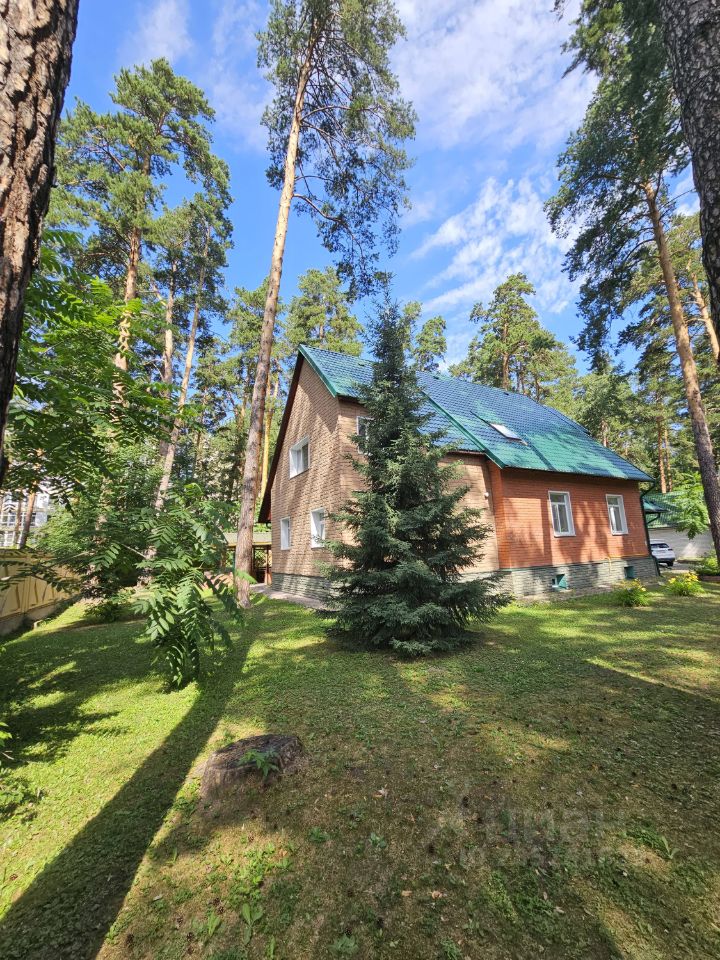 Просторный коттедж 389.7 кв.м в Барнауле. Уютный дом в окружении сосен. Идеальное место для жизни на природе.