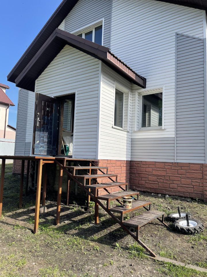 Продается коттедж в Барнауле, общая площадь 194 кв.м. Современный дизайн, просторный двор, удобный вход. Без отделки.