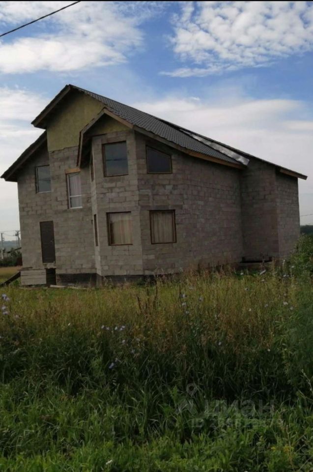 Продается коттедж в Барнауле, площадь 280 кв.м. Без отделки. Просторный участок, тихий район, перспективное место для жизни.
