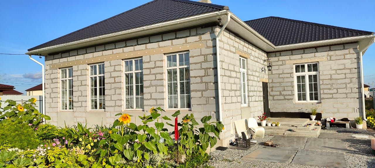 Продается коттедж в Екатеринбурге, площадь 170 кв.м. Современный дом с садом, просторные окна, уютная атмосфера, без отделки.