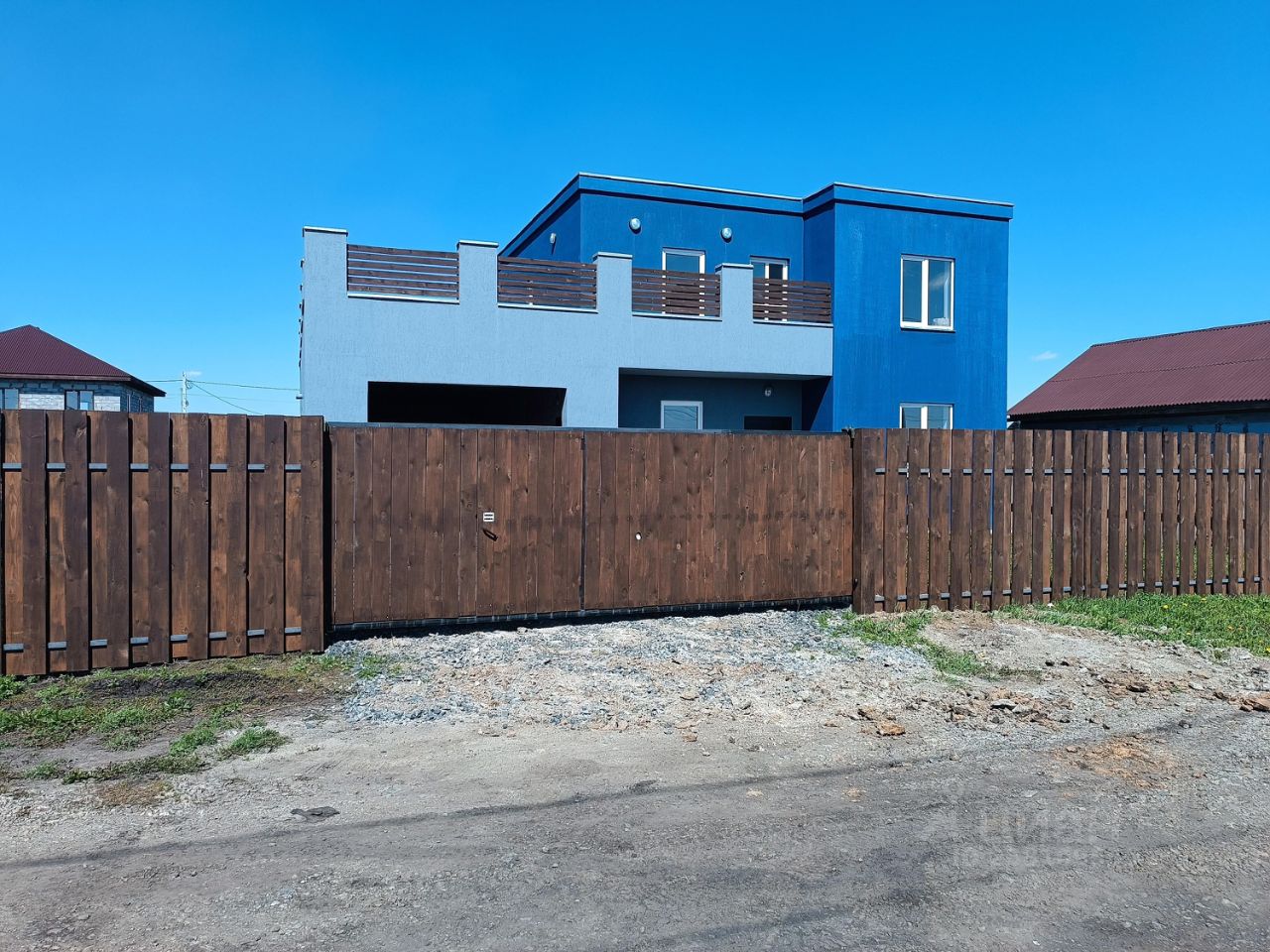 Современный коттедж в Екатеринбурге, 141 кв.м, без отделки. Просторный участок, деревянный забор, яркий фасад.