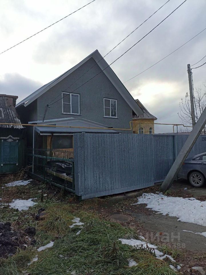 Коттедж в Екатеринбурге, общая площадь 121.9 кв.м. Серый фасад, забор, уютный двор. Отличный выбор для покупки.