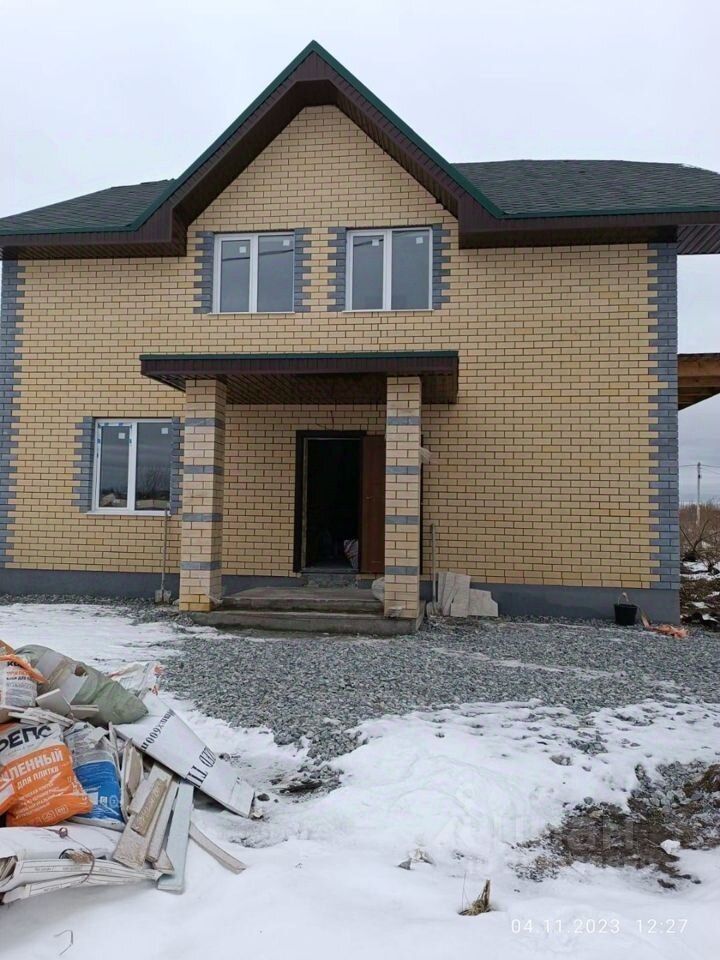 Продается коттедж в Екатеринбурге, площадь 185 кв.м. Дом без отделки, просторный, с современным фасадом, готов к индивидуальной планировке.