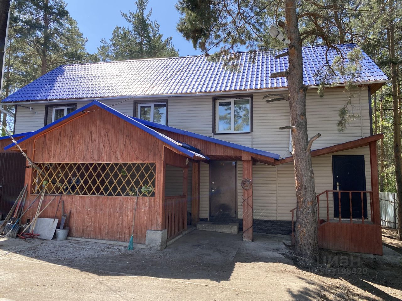 Продается коттедж в Екатеринбурге, площадь 195 кв.м. Без отделки, в окружении сосен. Уютная деревянная веранда и современная крыша.