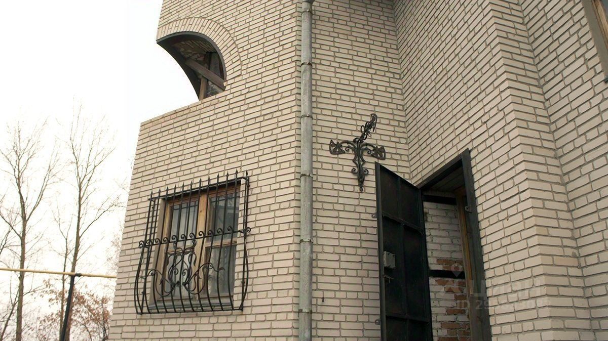 Кирпичный коттедж в Барнауле, площадь 260 кв.м. Элегантные решетки на окнах, просторный вход. Идеально для семьи.