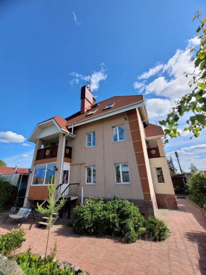 Продается коттедж в Екатеринбурге, площадь 393.7 кв.м. Современный фасад, ухоженная территория, прекрасное место для жизни.