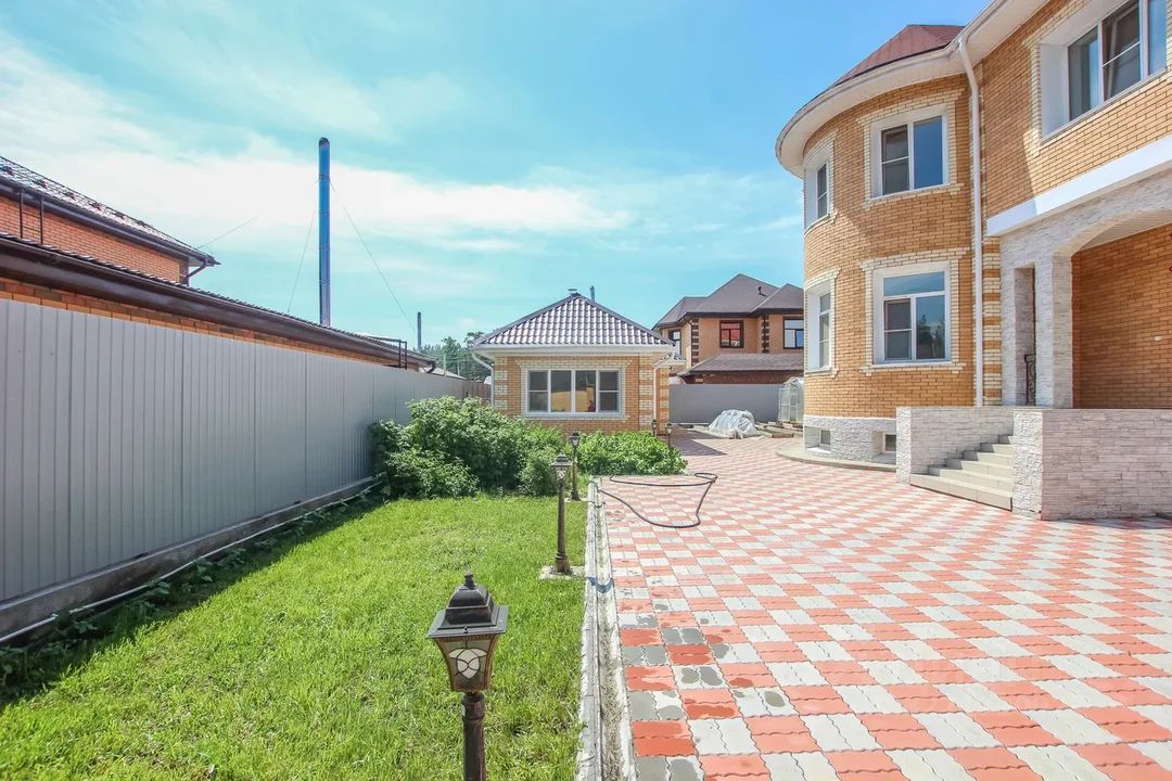 Коттедж в Бурятия, Улан-Удэ ул. Серебряная (272 м²)