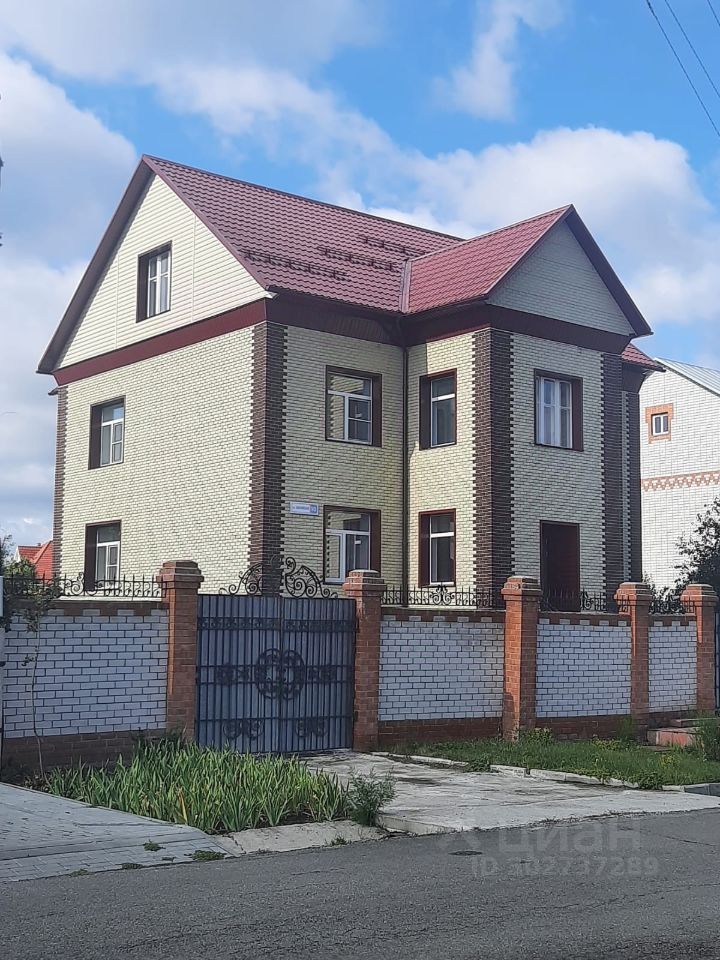 Продается коттедж в Барнауле, общей площадью 403 кв.м. Кирпичный дом с красной крышей, огорожен забором, тихий район.