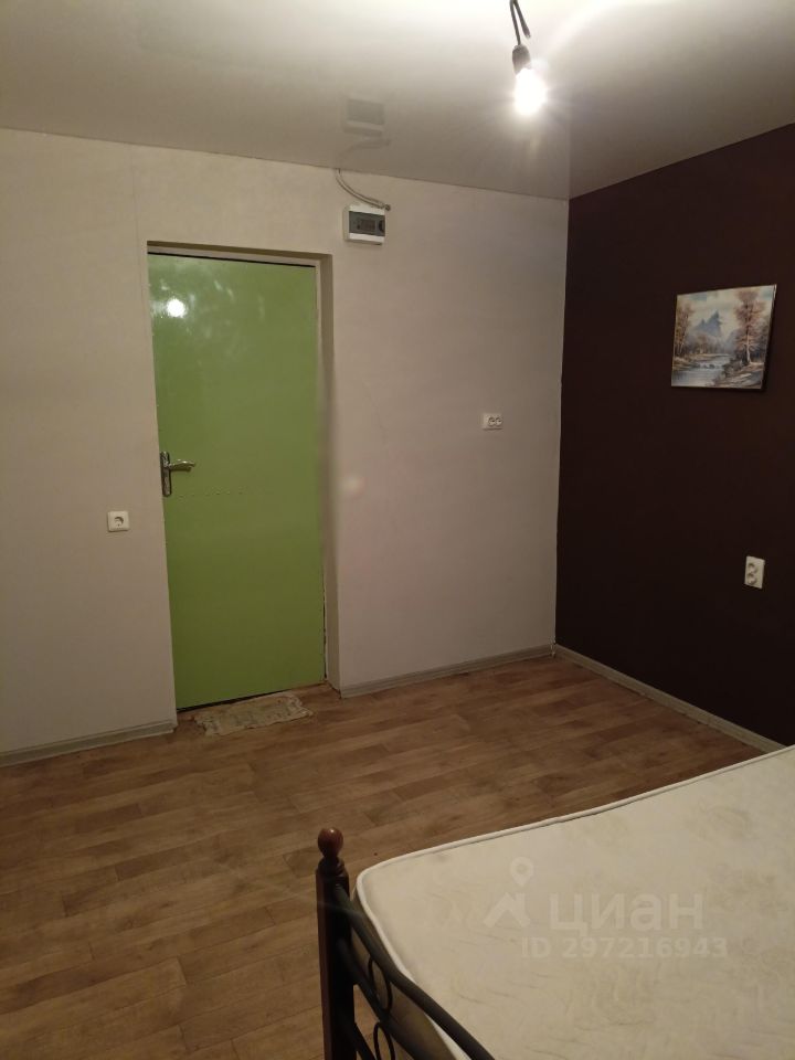 Продается квартира в Липецке, 13.7 кв.м, 8 этаж, без отделки. Просторная комната с деревянным полом, светлая и уютная.