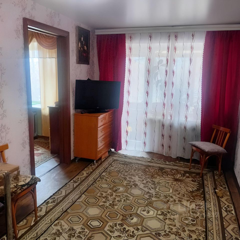 Продается 2-комнатная квартира в Барнауле, 40 кв.м, 3 этаж. Светлая комната с большими окнами и уютной атмосферой. Без отделки.