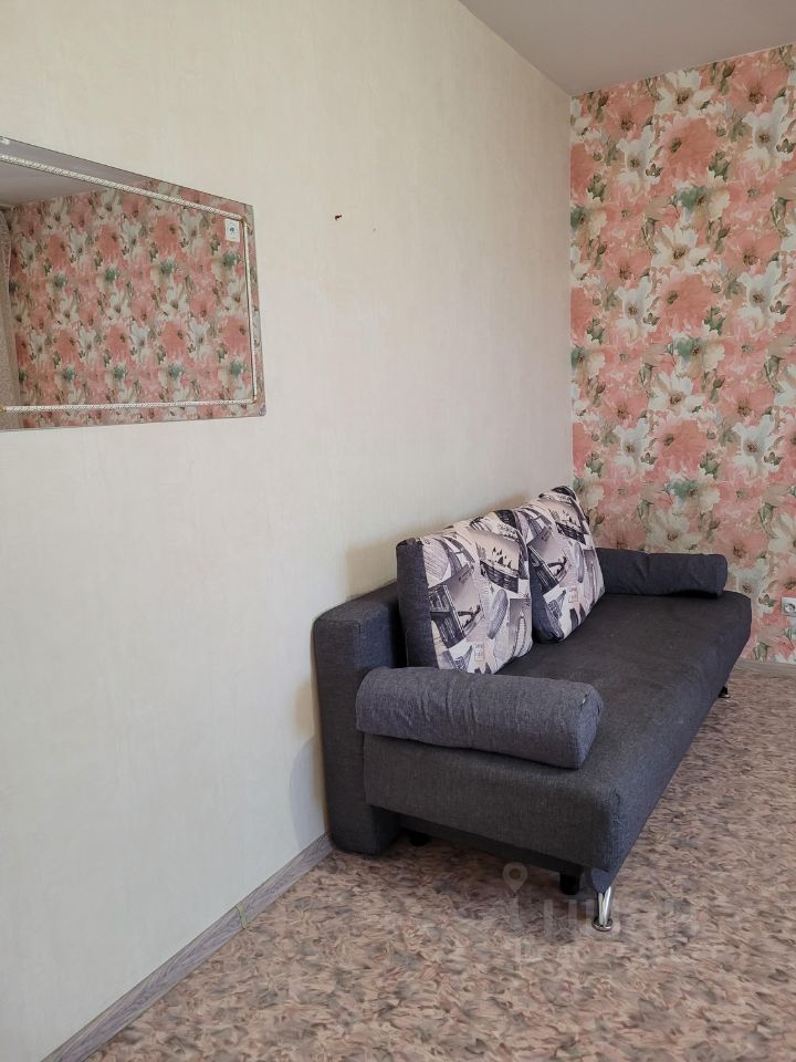 Светлая однокомнатная квартира в Барнауле, 40.2 м², 9 этаж, уютный диван, цветочные обои, аренда без отделки