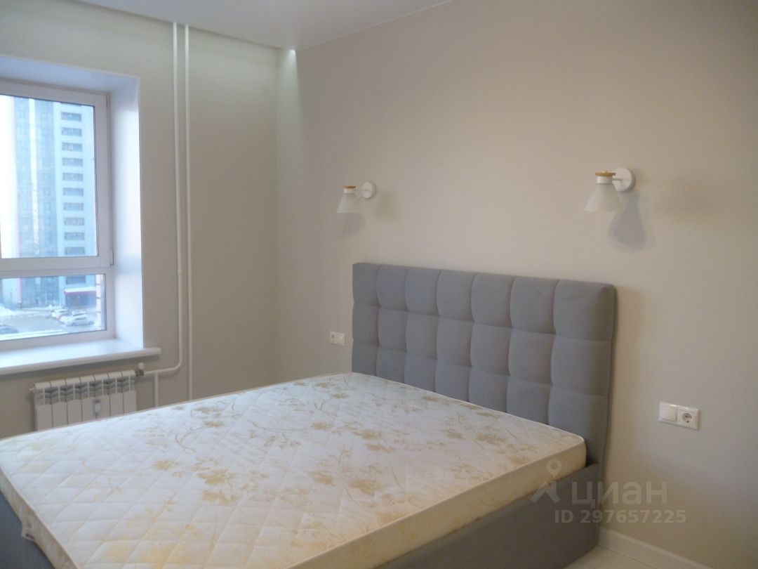 Светлая 2-комн. квартира на 7 этаже в Барнауле. Просторная спальня с новым матрасом и современным интерьером. Общая площадь 45 кв.м.