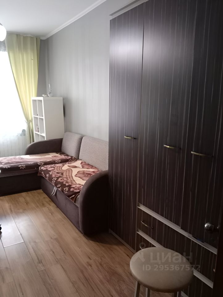 Светлая 2-комн. квартира, 54 кв.м, 1 эт. Уютная гостиная с диваном и шкафом. Барнаул, аренда.