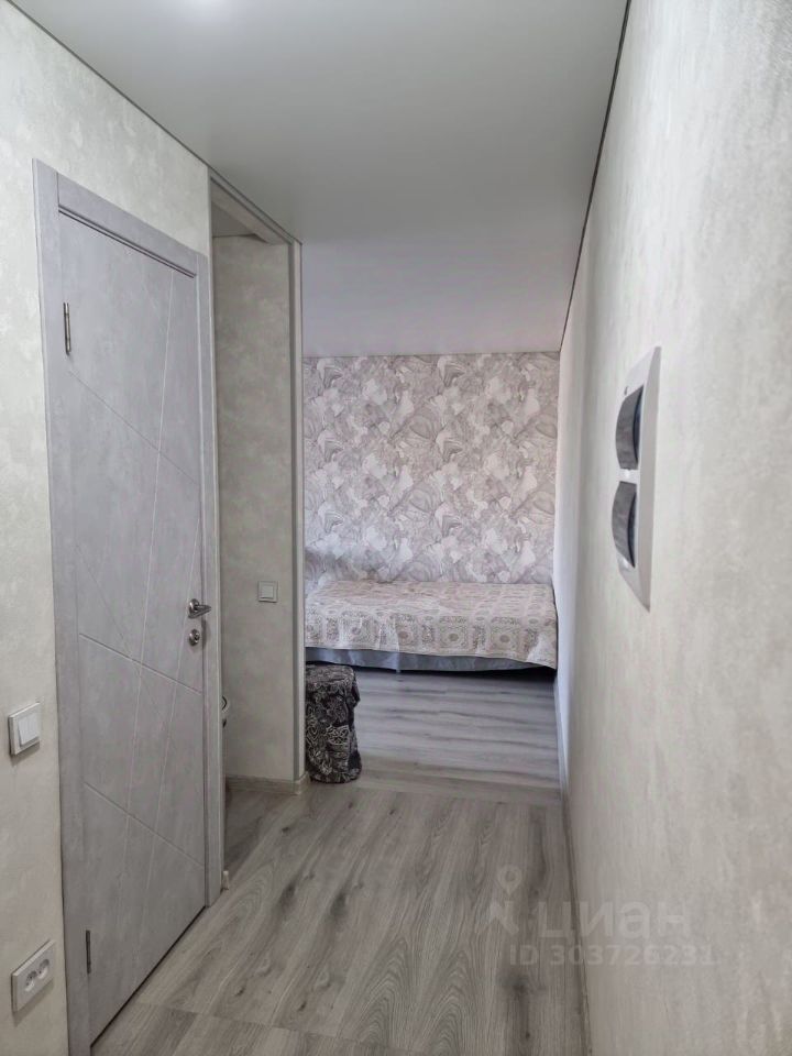 Светлая квартира, 35 кв.м, 4 этаж, Барнаул. Современная отделка, уютная атмосфера, просторный коридор, стильные обои.