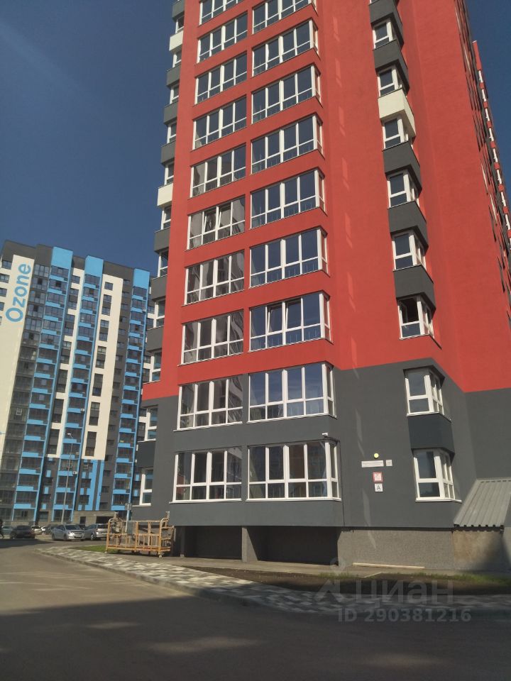 Современный жилой комплекс в Барнауле. Просторная квартира 33.1 кв.м на 12 этаже. Светлый фасад, большие окна, удобное расположение.