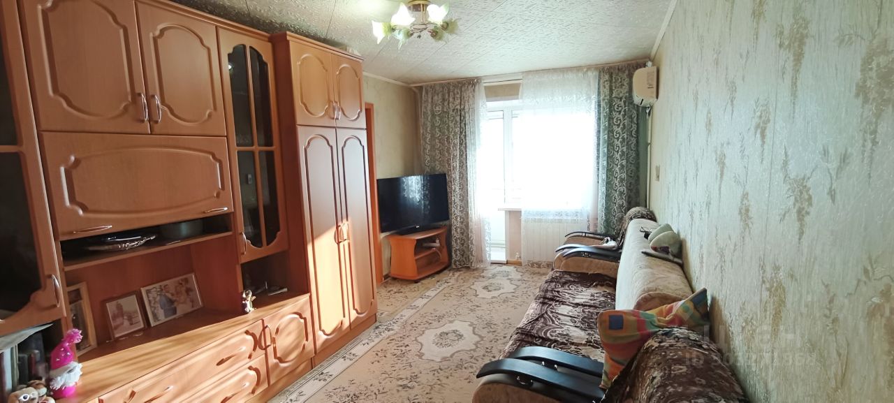 Уютная 3-комнатная квартира в Барнауле, 53.7 кв.м, 4 этаж. Светлая гостиная с мебелью и большим окном. Отличный вариант для семьи.