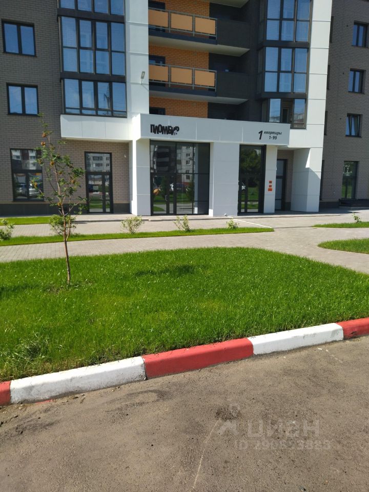 Современный жилой комплекс в Барнауле, квартира 40.5 кв.м, кухня 13 кв.м, 15 этаж, без отделки, уютный двор с зелеными насаждениями