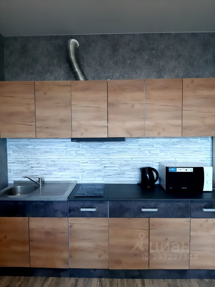 Современная кухня с новой мебелью и техникой, стильный дизайн, удобное расположение. Идеально для комфортного проживания.