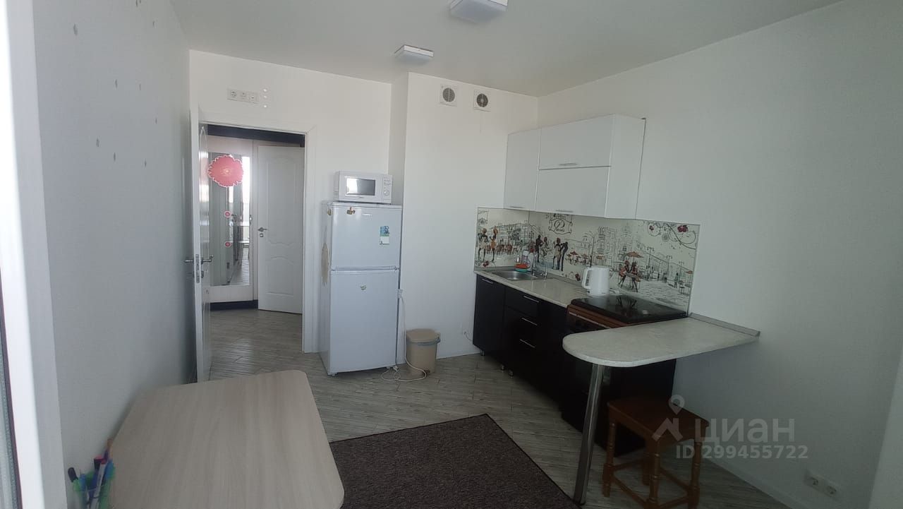 Светлая однокомнатная квартира на 10 этаже в Барнауле. Просторная кухня, современная мебель, холодильник и микроволновка.