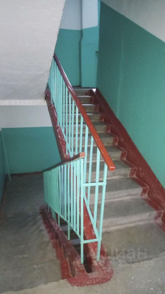 Продается 2-комн. квартира в Барнауле, 44 кв.м, кухня 8 кв.м, на 4 этаже. Чистый подъезд, свежая покраска стен и лестницы.