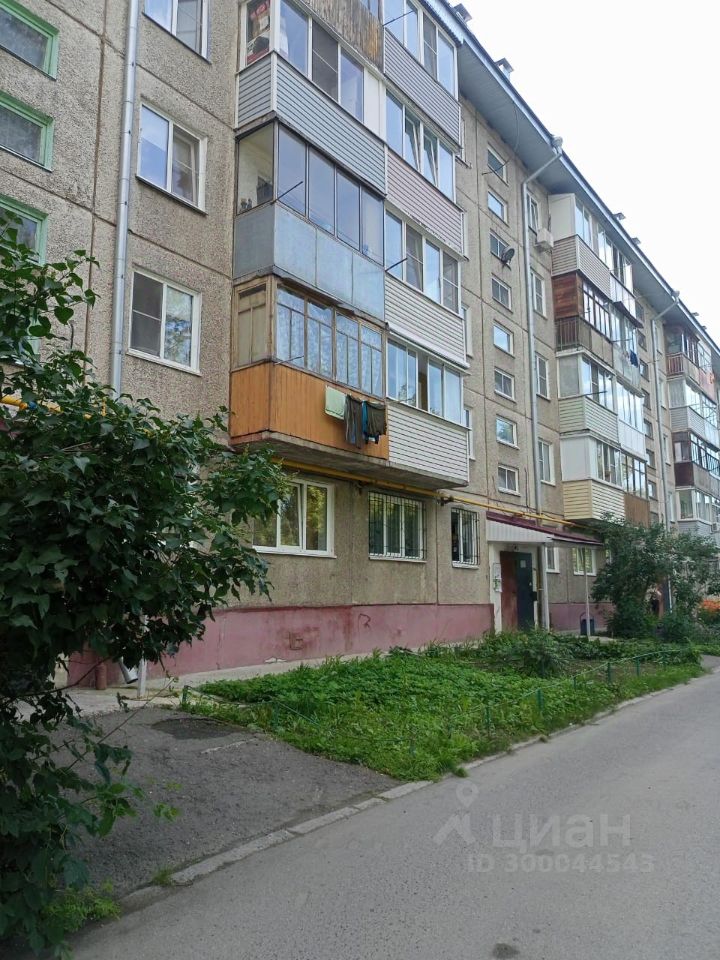 Продается 3-комнатная квартира в Барнауле. Общая площадь 61 кв.м, кухня 6 кв.м, жилая 43 кв.м. Первый этаж, без отделки. Уютный двор.