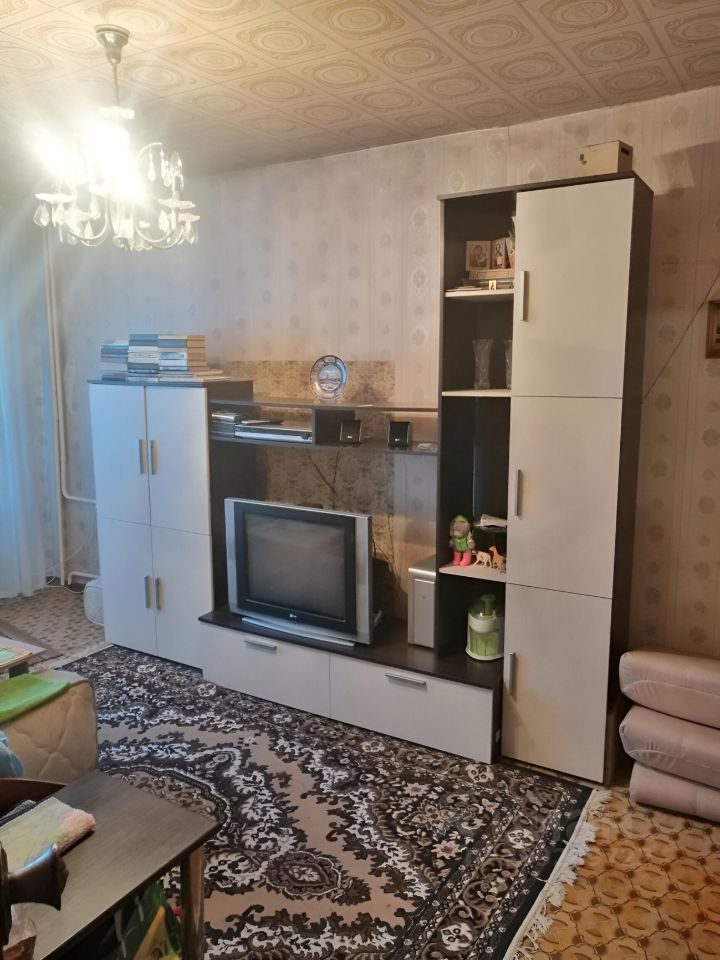Уютная 3-комнатная квартира в Барнауле, 2 этаж, 62.8 кв.м. Просторная гостиная с мебелью и телевизором. Идеально для семьи.